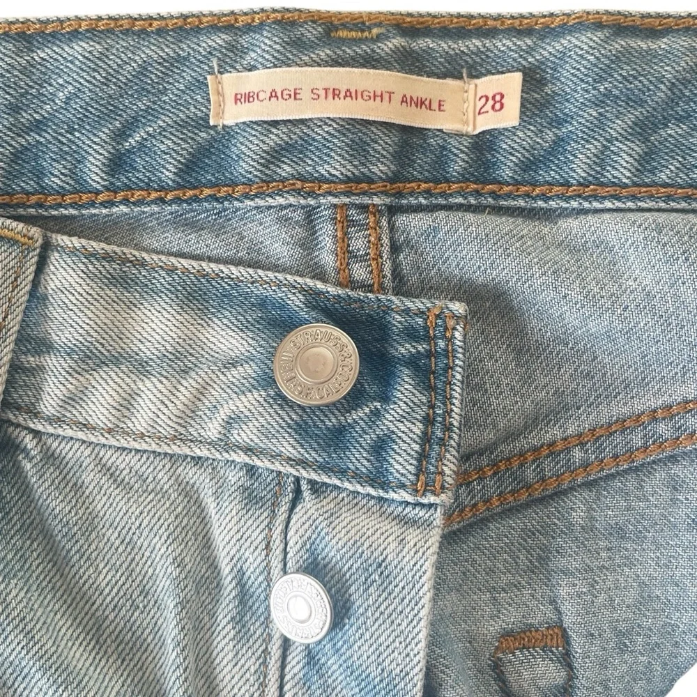 Levi's Ribcage Straight Ankle Jeans Light Wash Cropped Distressed Hem Size 28 - Picture 5 of 16